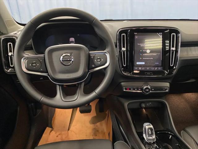 2026 Volvo XC40 Plus, B5 AWD Gas (mild hybrid), Dark