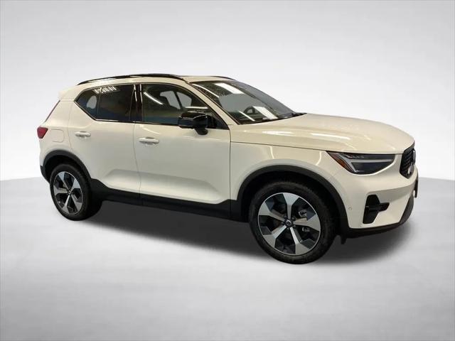 2026 Volvo XC40 Plus, B5 AWD Gas (mild hybrid), Dark