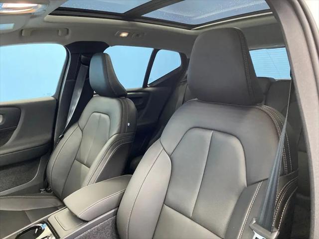 2026 Volvo XC40 Plus, B5 AWD Gas (mild hybrid), Dark