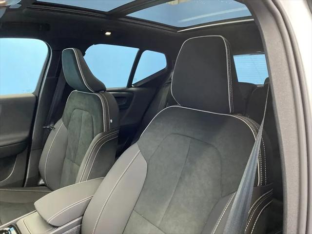2026 Volvo XC40 Black Edition Ultra, B5 AWD Gas (mild hybrid)