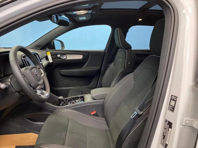 2026 Volvo XC40 Black Edition Ultra, B5 AWD Gas (mild hybrid)