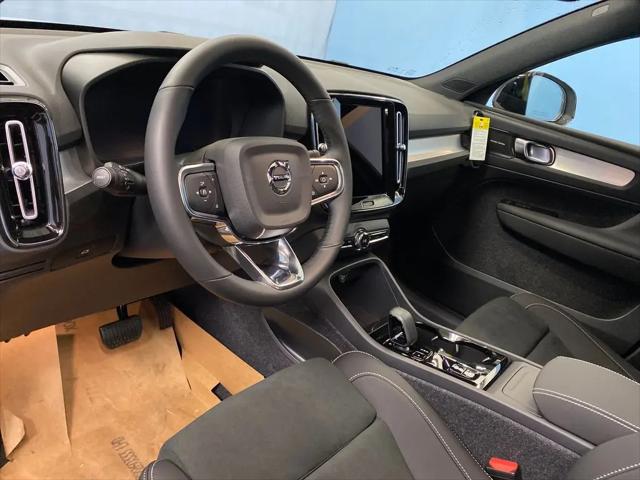 2026 Volvo XC40 Black Edition Ultra, B5 AWD Gas (mild hybrid)