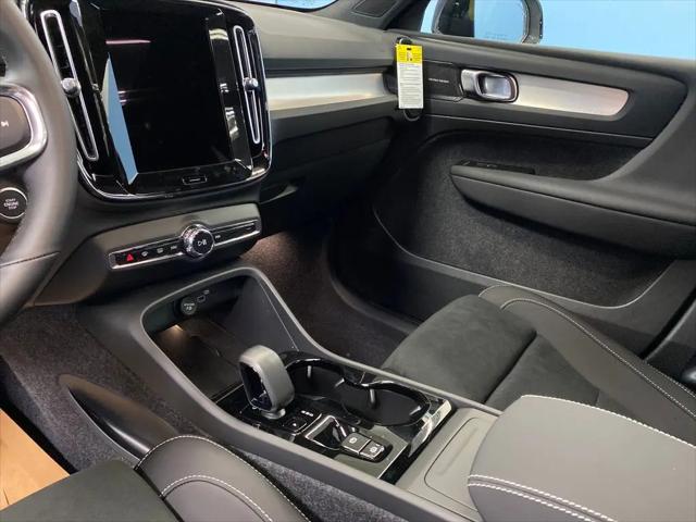 2026 Volvo XC40 Black Edition Ultra, B5 AWD Gas (mild hybrid)
