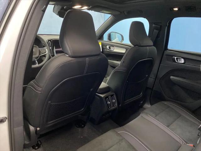 2026 Volvo XC40 Black Edition Ultra, B5 AWD Gas (mild hybrid)