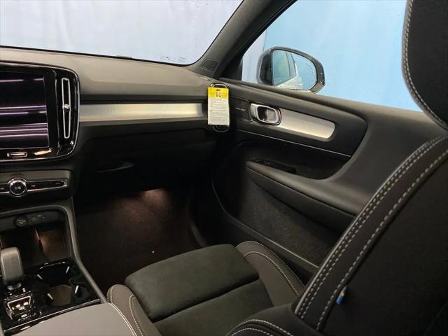 2026 Volvo XC40 Black Edition Ultra, B5 AWD Gas (mild hybrid)