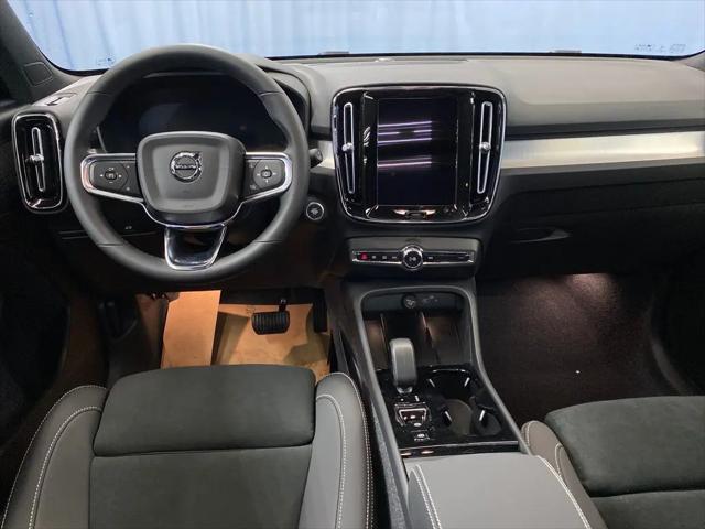2026 Volvo XC40 Black Edition Ultra, B5 AWD Gas (mild hybrid)