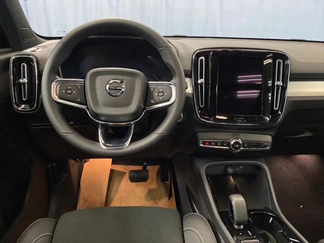 2026 Volvo XC40 Black Edition Ultra, B5 AWD Gas (mild hybrid)