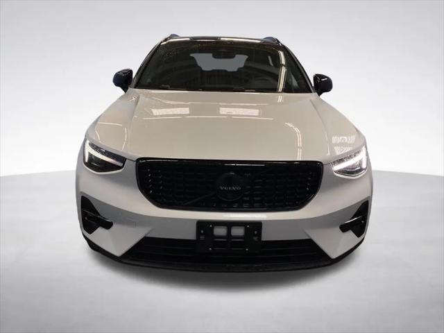 2026 Volvo XC40 Black Edition Ultra, B5 AWD Gas (mild hybrid)