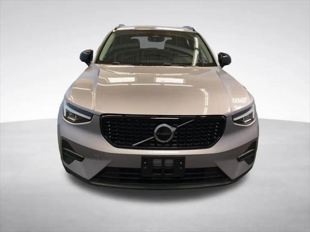 2026 Volvo XC40 Core, B5 AWD Gas (mild hybrid), Dark