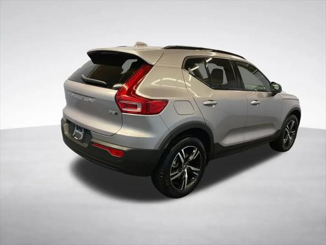 2026 Volvo XC40 Core, B5 AWD Gas (mild hybrid), Dark