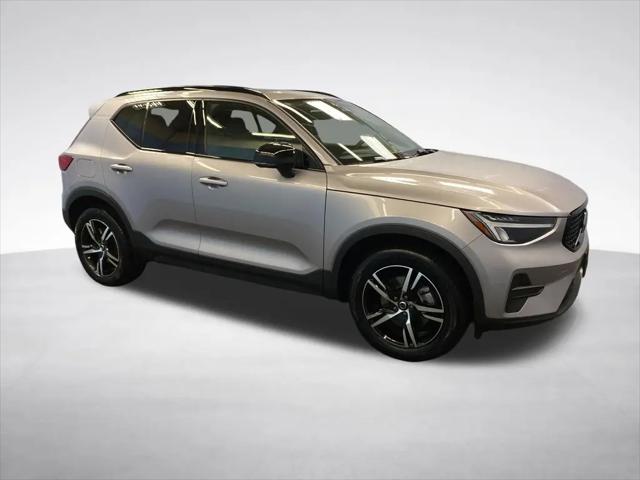 2026 Volvo XC40 Core, B5 AWD Gas (mild hybrid), Dark