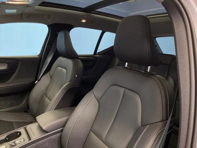 2026 Volvo XC40 Core, B5 AWD Gas (mild hybrid), Dark