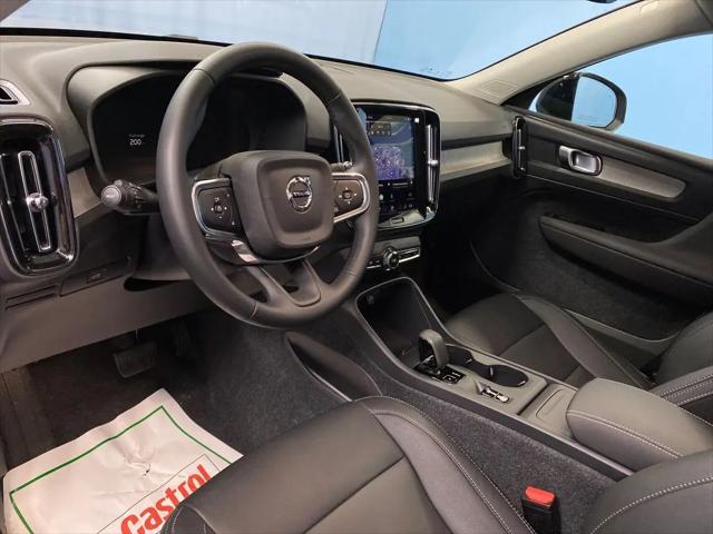 2026 Volvo XC40 Core, B5 AWD Gas (mild hybrid), Dark
