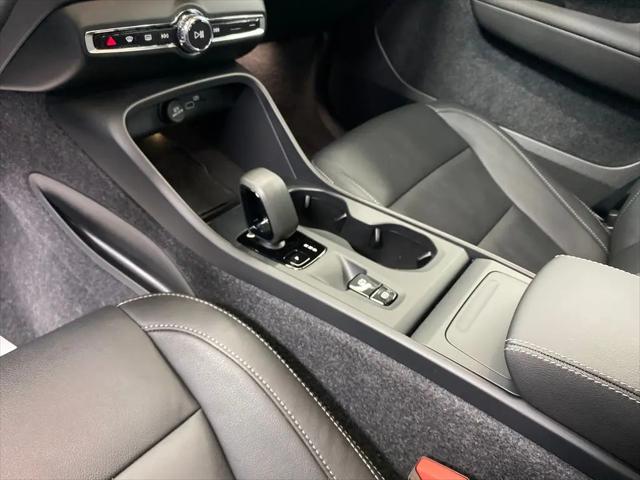 2026 Volvo XC40 Core, B5 AWD Gas (mild hybrid), Dark