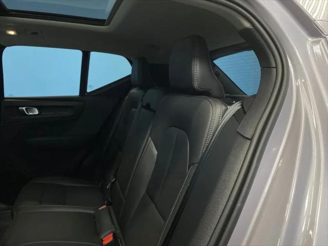 2026 Volvo XC40 Core, B5 AWD Gas (mild hybrid), Dark