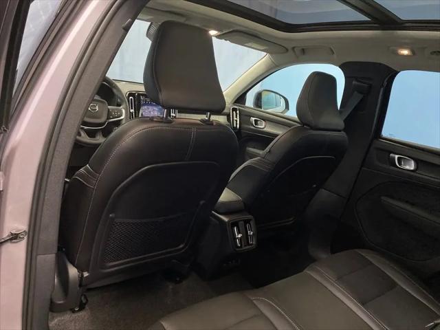 2026 Volvo XC40 Core, B5 AWD Gas (mild hybrid), Dark