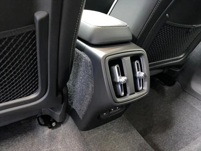 2026 Volvo XC40 Core, B5 AWD Gas (mild hybrid), Dark