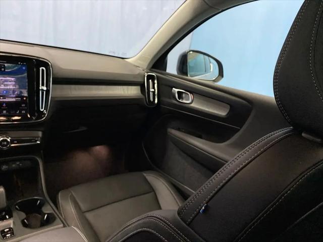 2026 Volvo XC40 Core, B5 AWD Gas (mild hybrid), Dark