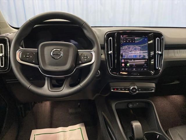 2026 Volvo XC40 Core, B5 AWD Gas (mild hybrid), Dark
