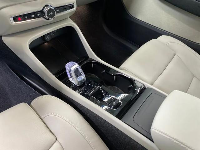 2026 Volvo XC40 Ultra, B5 AWD Gas (mild hybrid), Dark