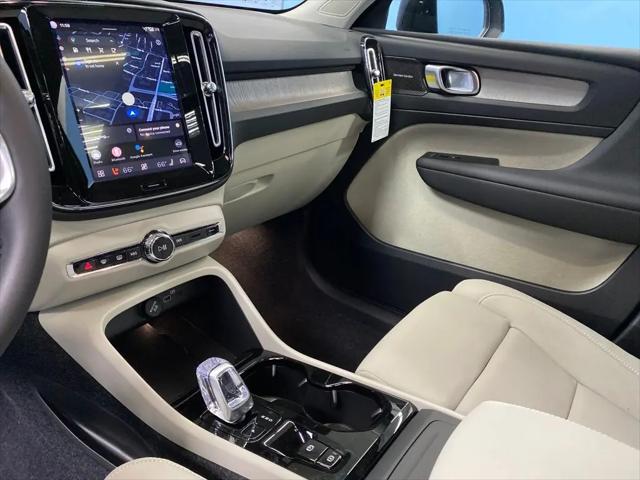 2026 Volvo XC40 Ultra, B5 AWD Gas (mild hybrid), Dark