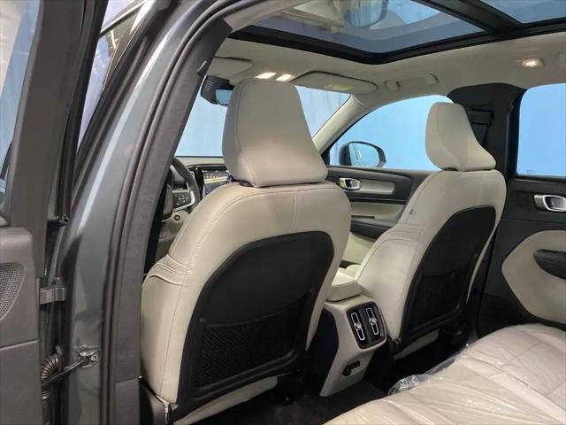2026 Volvo XC40 Ultra, B5 AWD Gas (mild hybrid), Dark