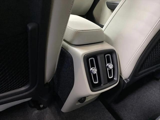 2026 Volvo XC40 Ultra, B5 AWD Gas (mild hybrid), Dark