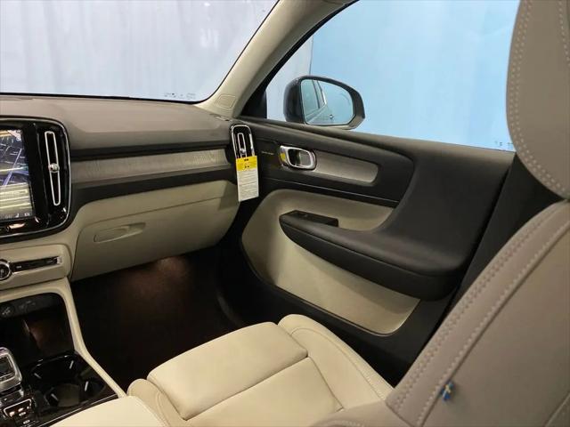 2026 Volvo XC40 Ultra, B5 AWD Gas (mild hybrid), Dark