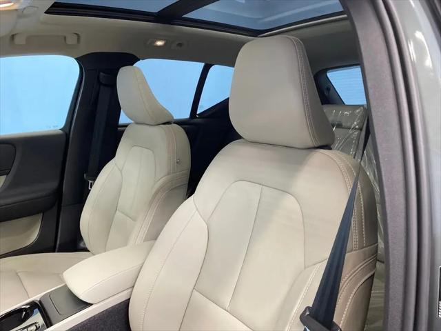 2026 Volvo XC40 Ultra, B5 AWD Gas (mild hybrid), Dark