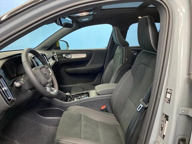 2026 Volvo XC40 Black Edition Ultra, B5 AWD Gas (mild hybrid)