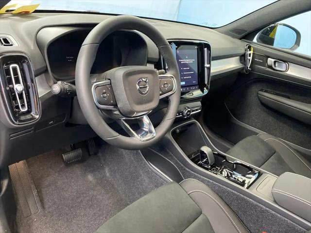 2026 Volvo XC40 Black Edition Ultra, B5 AWD Gas (mild hybrid)