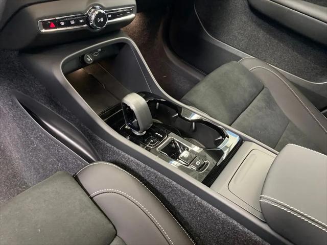 2026 Volvo XC40 Black Edition Ultra, B5 AWD Gas (mild hybrid)