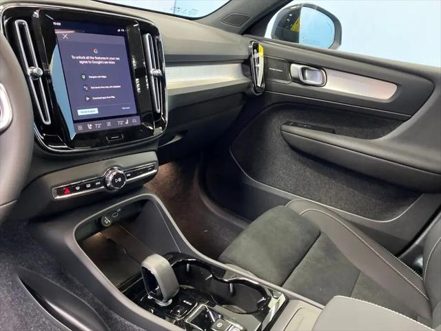 2026 Volvo XC40 Black Edition Ultra, B5 AWD Gas (mild hybrid)