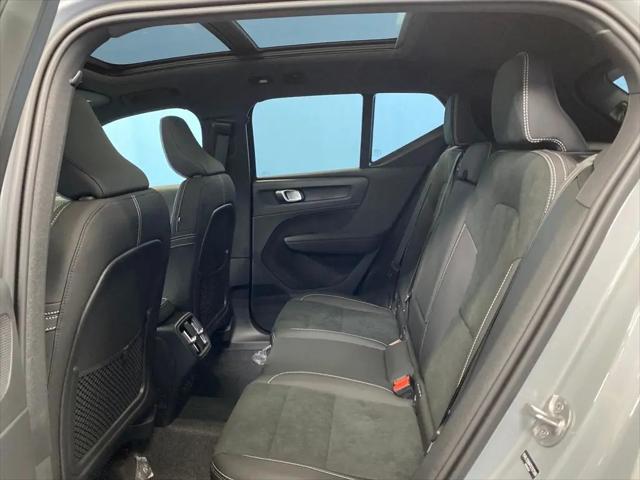 2026 Volvo XC40 Black Edition Ultra, B5 AWD Gas (mild hybrid)