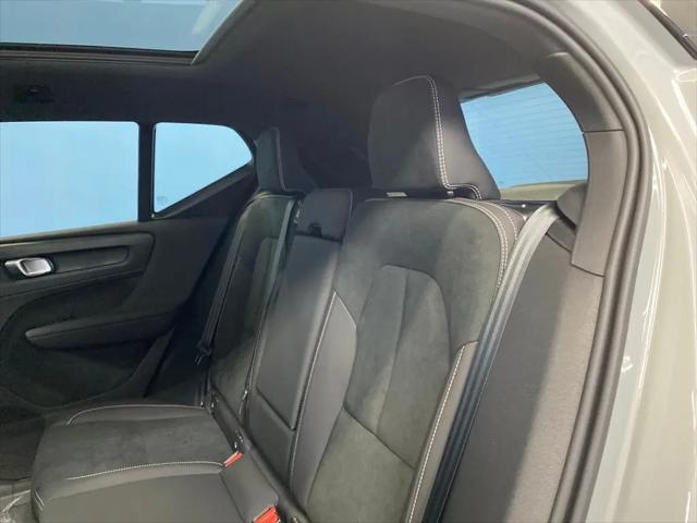 2026 Volvo XC40 Black Edition Ultra, B5 AWD Gas (mild hybrid)