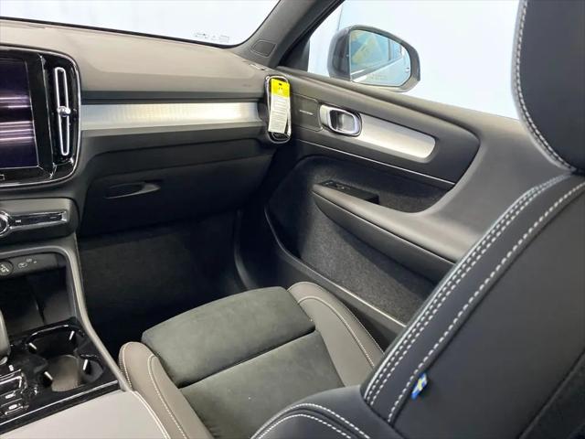 2026 Volvo XC40 Black Edition Ultra, B5 AWD Gas (mild hybrid)
