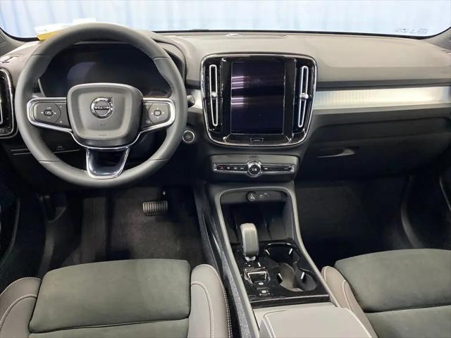 2026 Volvo XC40 Black Edition Ultra, B5 AWD Gas (mild hybrid)