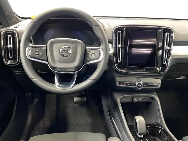 2026 Volvo XC40 Black Edition Ultra, B5 AWD Gas (mild hybrid)
