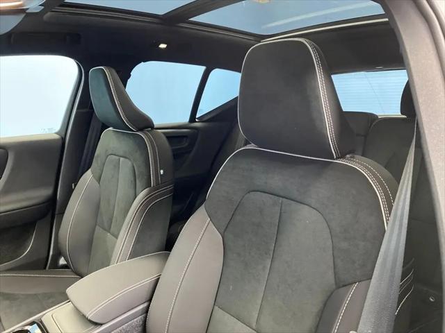 2026 Volvo XC40 Black Edition Ultra, B5 AWD Gas (mild hybrid)
