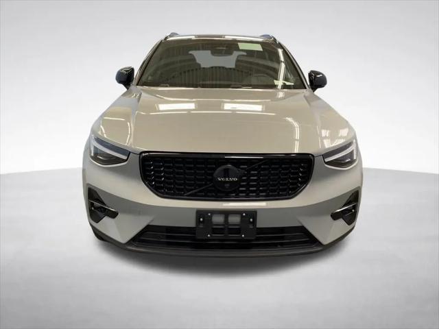 2026 Volvo XC40 Black Edition Ultra, B5 AWD Gas (mild hybrid)