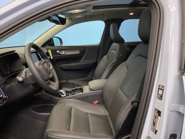 2026 Volvo XC40 Plus, B5 AWD Gas (mild hybrid), Dark