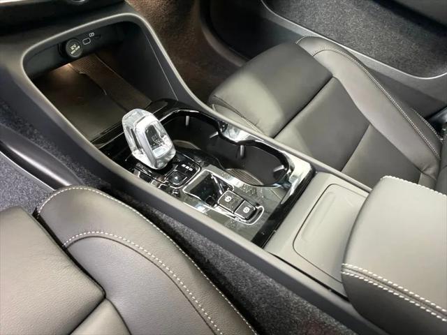 2026 Volvo XC40 Plus, B5 AWD Gas (mild hybrid), Dark