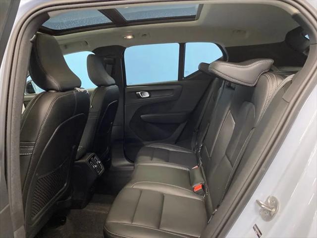 2026 Volvo XC40 Plus, B5 AWD Gas (mild hybrid), Dark