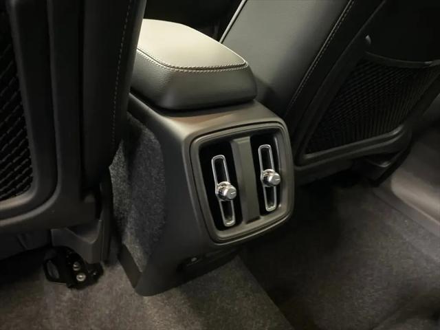 2026 Volvo XC40 Plus, B5 AWD Gas (mild hybrid), Dark