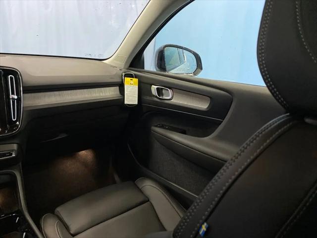 2026 Volvo XC40 Plus, B5 AWD Gas (mild hybrid), Dark