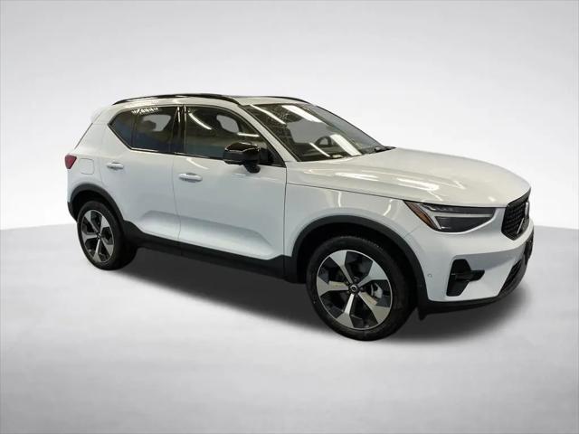 2026 Volvo XC40 Plus, B5 AWD Gas (mild hybrid), Dark