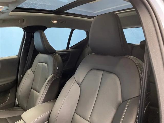 2026 Volvo XC40 Plus, B5 AWD Gas (mild hybrid), Dark