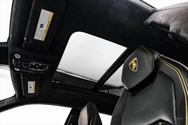 2021 Lamborghini Urus Pearl Capsule