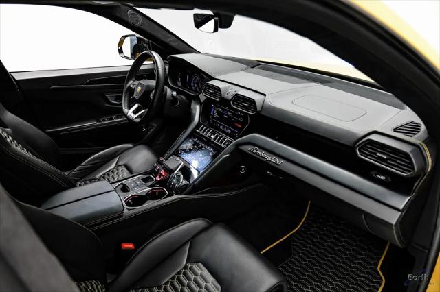 2021 Lamborghini Urus Pearl Capsule