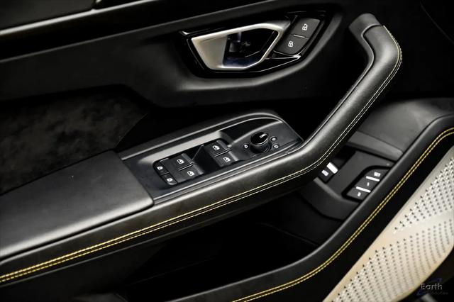 2021 Lamborghini Urus Pearl Capsule
